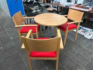 Design tafel met 3 stoelen en 6 krukken