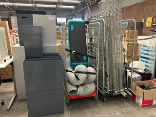 Partij diversen w.o. kantoormeubelen, reiskoffers en stellingen