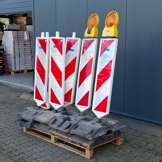 7x Verkeersbaken en 8x kunststof voet