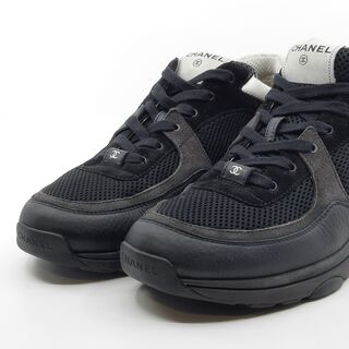 Paar sneakers, maat 45, Chanel, W G38301
