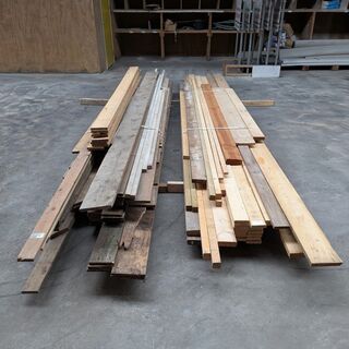 Partij diverse houten balken en planken