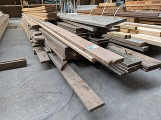 Partij diverse houten balken en planken