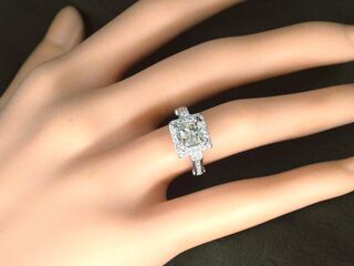 Witgouden ring met natuurlijke diamanten waarvan een grote Radiant ges