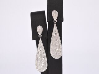 Witgouden oorhanger vol met diamanten