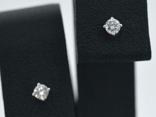 Gouden oorbellen met diamant