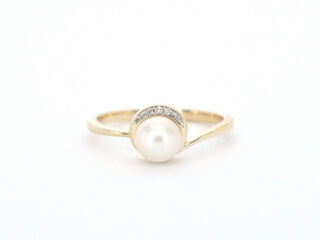 Gouden ring met diamanten en een parel