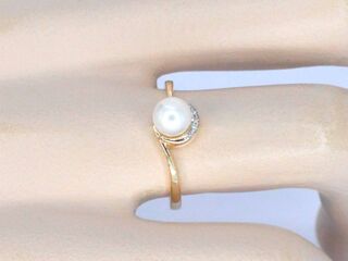 Gouden ring met diamanten en een parel