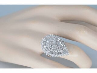Exclusieve witgouden druppelvormige entourage ring met diamanten