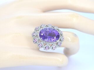 Ring met een grote ovaal geslepen amethist, witte diamanten en roze to