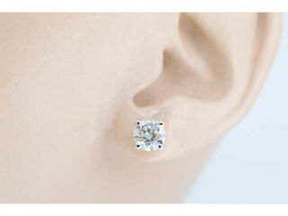 Witgouden oorbellen met twee solitaire diamanten van 1.00 carat totaal