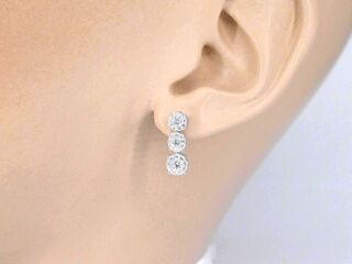 Oorhangers met drie chatons van diamanten