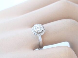 Witgouden entourage ring met diamanten en centraal een 0.50 carat diam