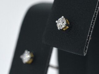 Gouden oorbellen met diamant