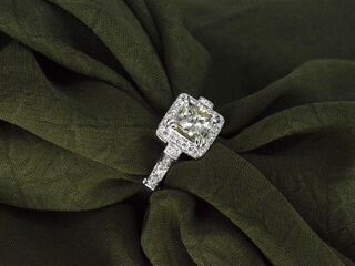 Witgouden ring met natuurlijke diamanten waarvan een grote Radiant ges