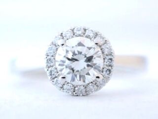 Witgouden entourage ring met diamanten en centraal een 0.50 carat diam