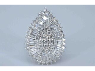 Exclusieve witgouden druppelvormige entourage ring met diamanten