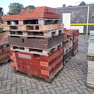 Partij metselstenen op 3x palletplek