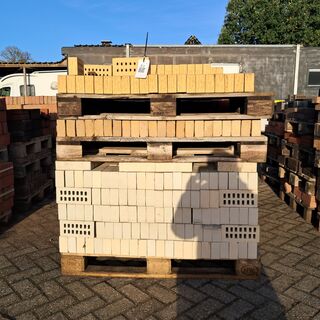 Partij metselstenen op 3x palletplek