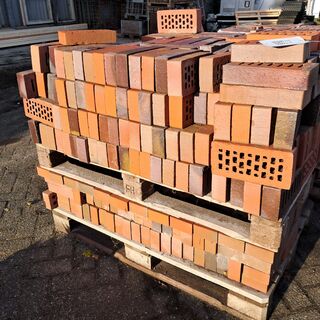 Partij metselstenen op 4x palletplek