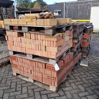Partij metselstenen op 3x palletplek