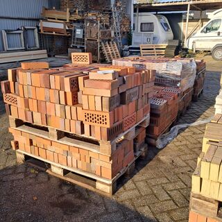 Partij metselstenen op 4x palletplek
