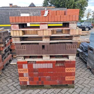 Partij metselstenen op 3x palletplek