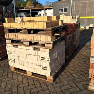 Partij metselstenen op 3x palletplek