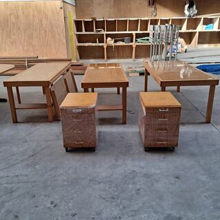3x Bureau en 2x verrijdbaar ladeblok