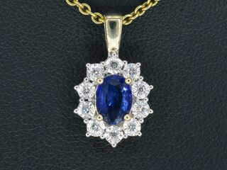 Gouden entourage hanger met diamanten en saffier (excl. ketting)