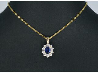 Gouden entourage hanger met diamanten en saffier (excl. ketting)