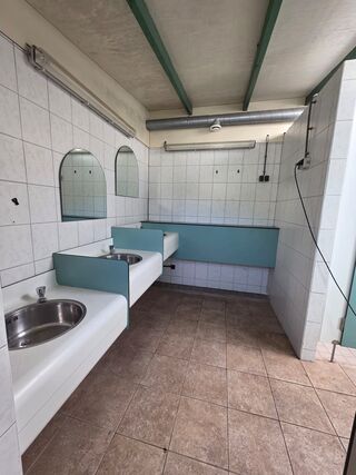 Partij Trespa interieur delen van sanitairgebouw, grijs en groen