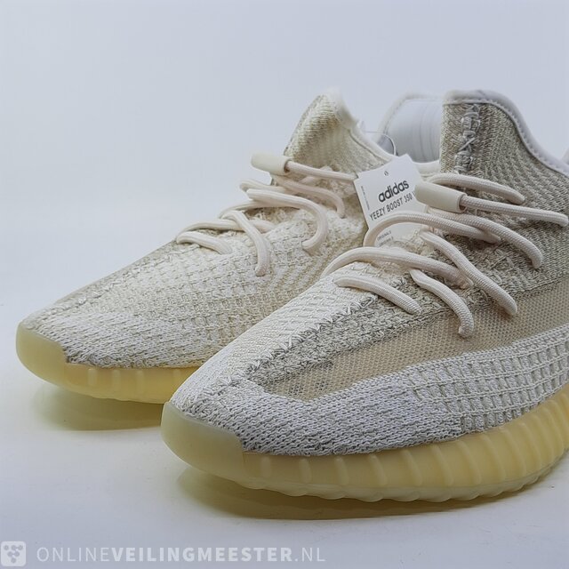 Paar sneakers maat 46 Adidas Yeezy Boost 350 V2 FZ5246