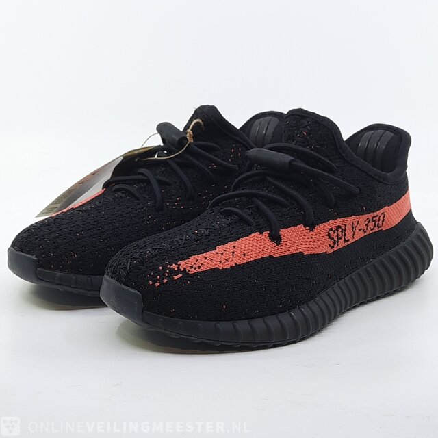 Paar kinder sneakers maat 30 Adidas Yeezy Boost 350 V2 HP6591