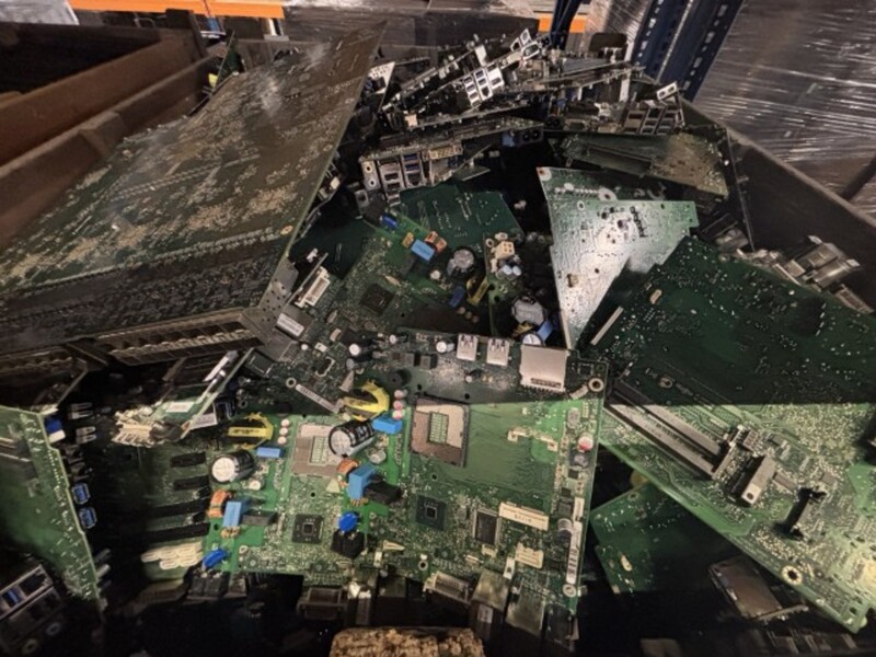 Demontage artikelen ICT – foto 9 – kavel bij Domeinen Roerende Zaken, Hoogeveen