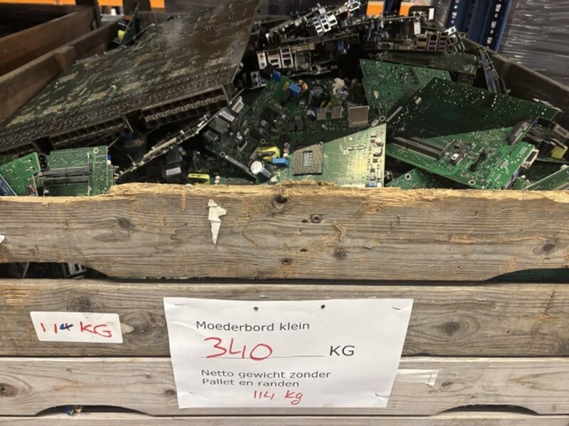 Demontage artikelen ICT – foto 8 – kavel bij Domeinen Roerende Zaken, Hoogeveen