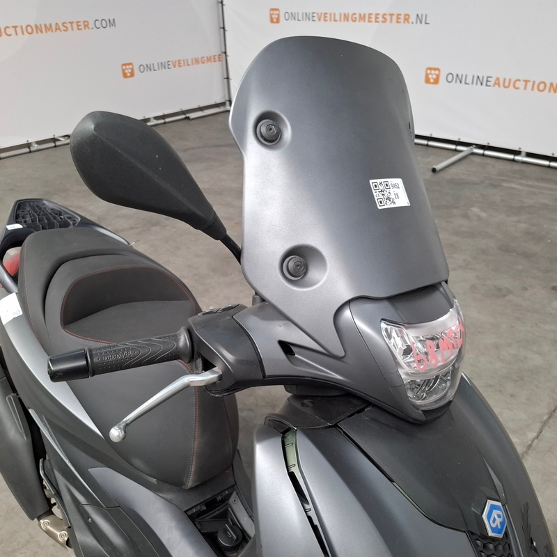 Motorscooter, Piaggio, Beverly 400 HPE, 2023 – foto 3 – kavel bij Domeinen Roerende Zaken, Soesterberg
