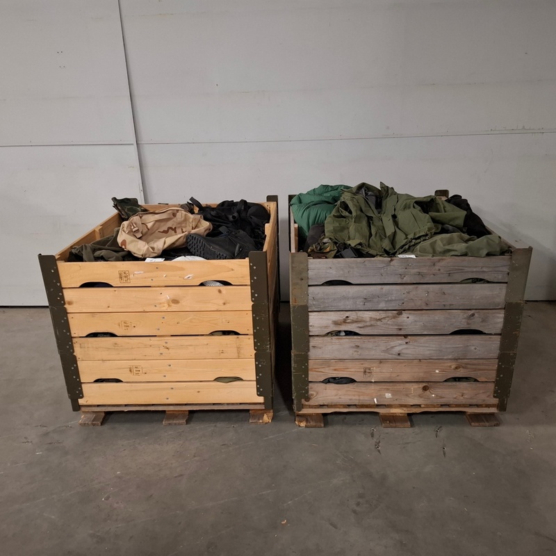 2x Partij camouflage kleding en uitrusting, Woodland / KPU / KL / Falke / Profile