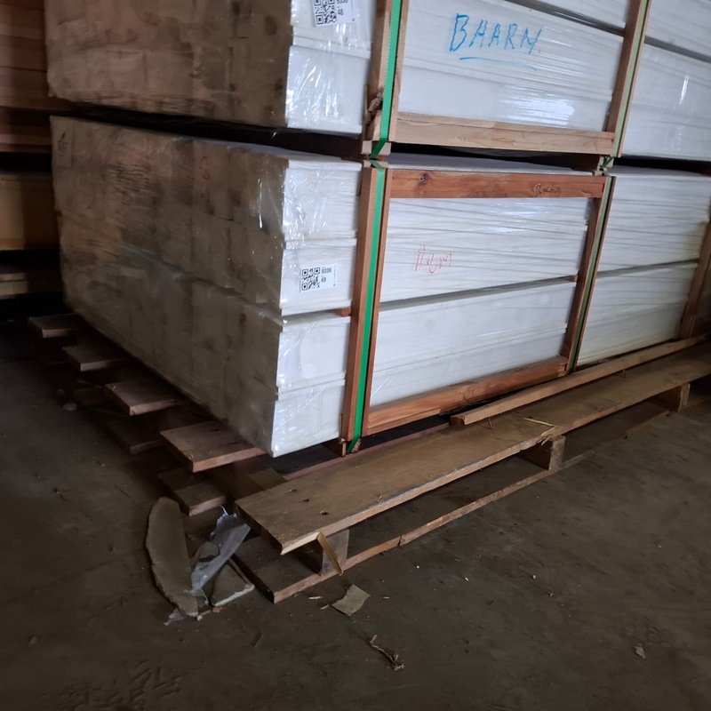 Ca. 28x Hardhouten deurkozijn gegrond