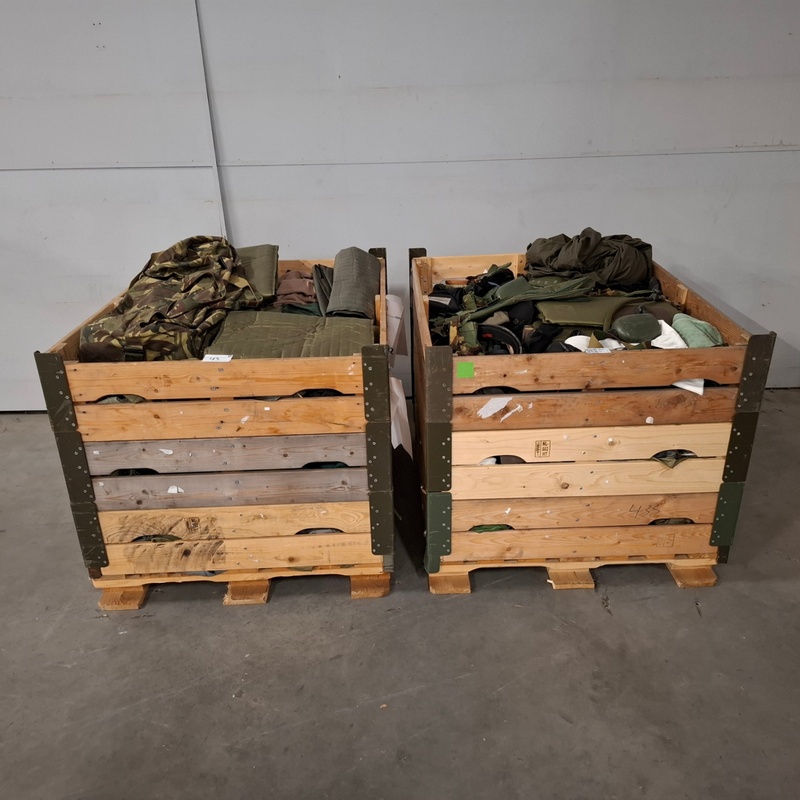 2x Partij camouflage kleding en uitrusting, Woodland / KPU / KL / Falke / Profile