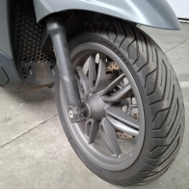 Motorscooter, Piaggio, Beverly 400 HPE, 2023 – foto 7 – kavel bij Domeinen Roerende Zaken, Soesterberg