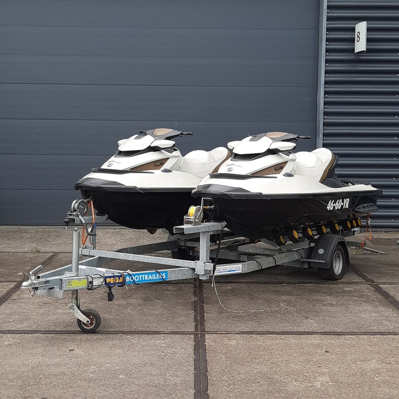 2x Waterscooter op dubbele Pega JD1350 stallingstrailer, Seadoo, GTX Limited
