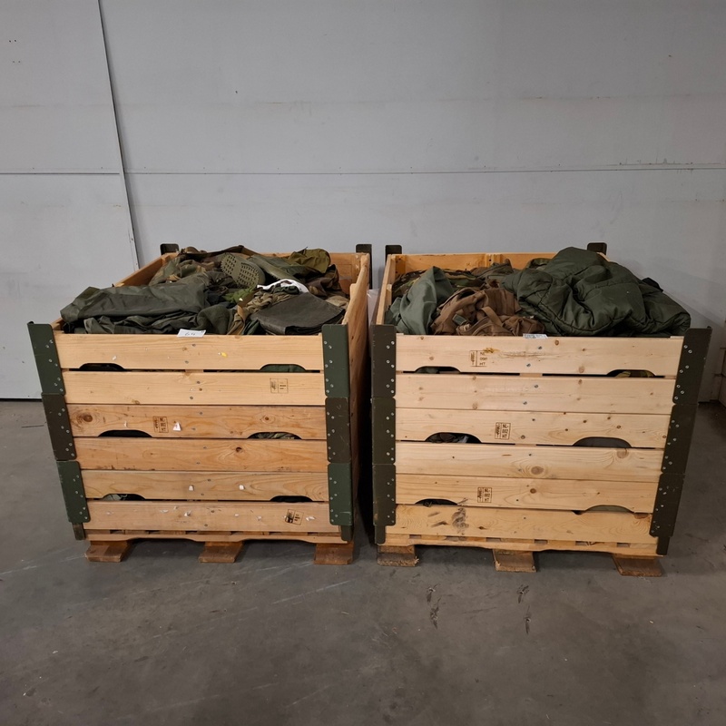 2x Partij camouflage kleding en uitrusting, Woodland / KPU / KL / Falke / Profile
