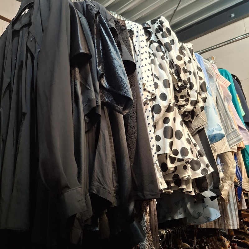 Ca. 85x Blouses en overhemden