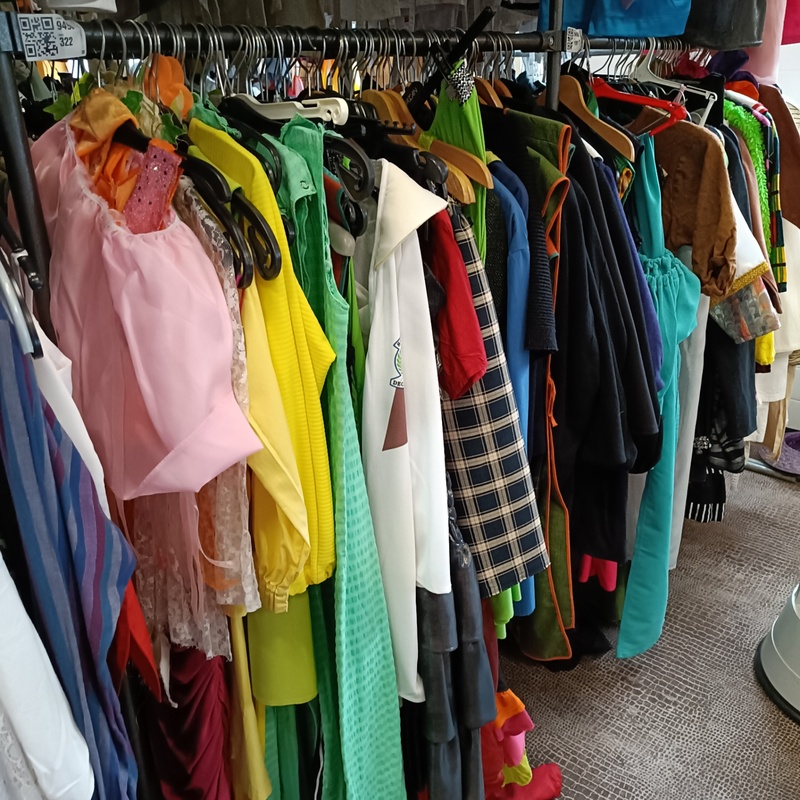 Ca. 64x Kind diverse verkleedkleding