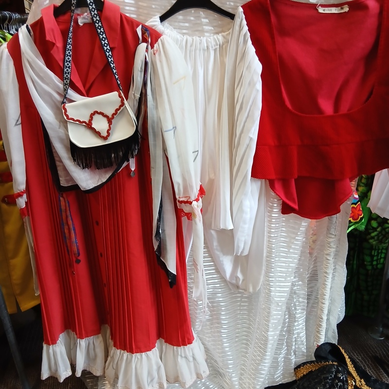 Ca. 135x Italiaanse en Hongaarse outfits – foto 8 – kavel bij Onlineveilingmeester, Drachten