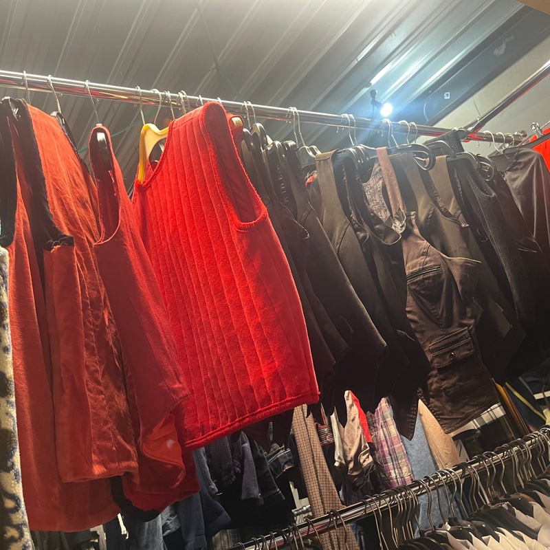 Ca. 26x Vrouw, gilets en een onderrok