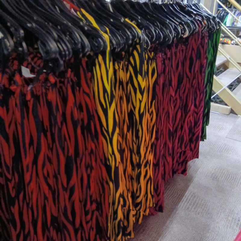 Ca. 131x Carnaval feestkleding broeken – kavel bij Onlineveilingmeester, Drachten