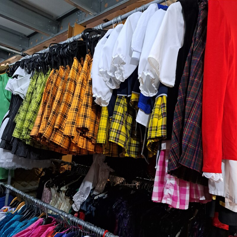 Ca. 89x Schooluniformen – foto 2 – kavel bij Onlineveilingmeester, Drachten