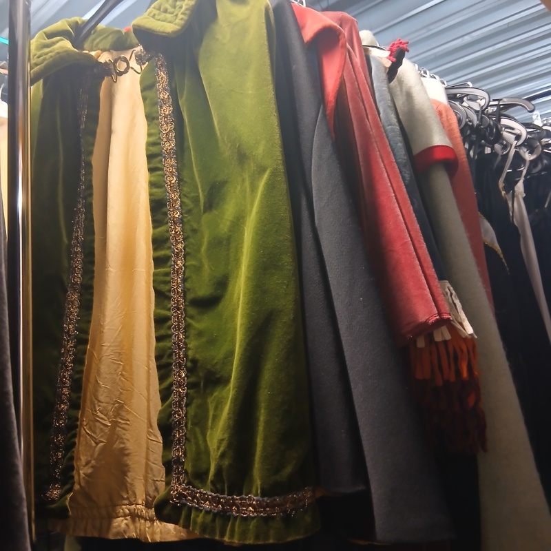 Ca. 37x Middeleeuwse kleding, lakeijassen en broeken