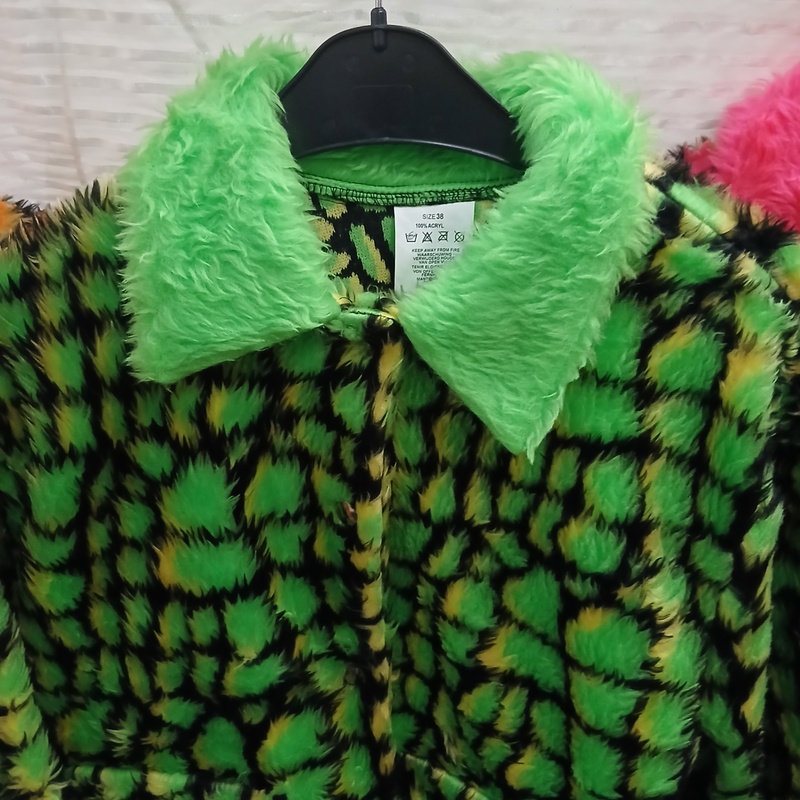 Ca. 47x Feestkleding carnaval neon pluche – foto 3 – kavel bij Onlineveilingmeester, Drachten